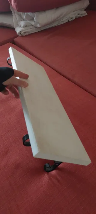 Mensole in legno bianco con supporti neri