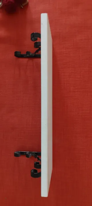 Mensole in legno bianco con supporti neri