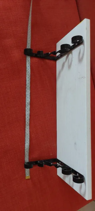 Mensole in legno bianco con supporti neri