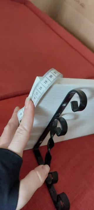 Mensole in legno bianco con supporti neri