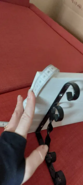 Mensole in legno bianco con supporti neri