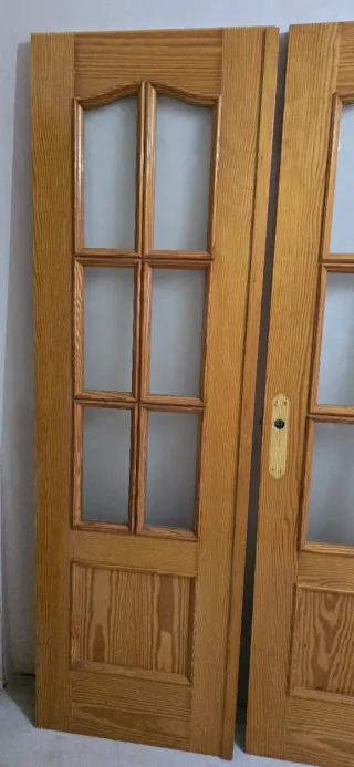 Puerta doble de madera con cristal