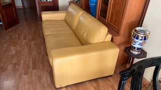 Sofá Natuzzi de cuero amarillo