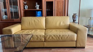 Sofá Natuzzi de cuero amarillo
