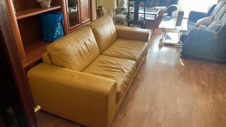 Sofá Natuzzi de cuero amarillo
