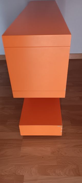 Mueble de diseño naranja