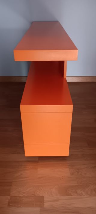 Mueble de diseño naranja