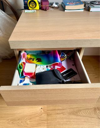 Escritorio de madera con cajones