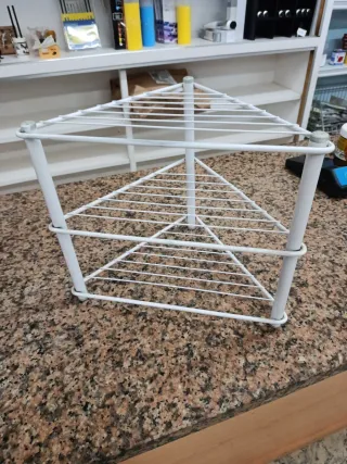 Esquinero para platos de metal blanco