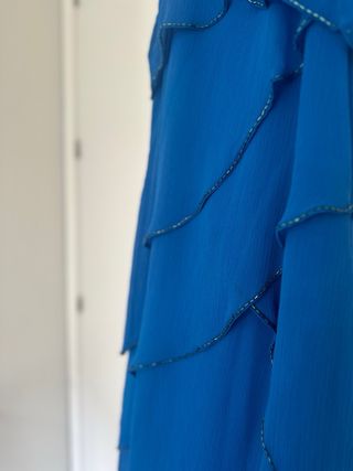 Vestido de fiesta azul con volantes