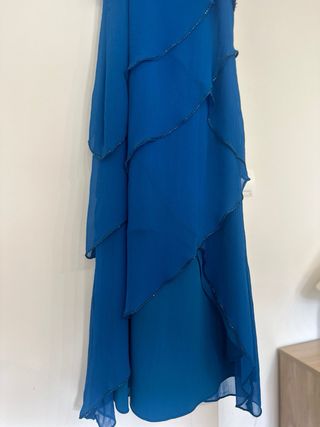 Vestido de fiesta azul con volantes