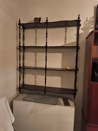 Vitrina de madera con baldas