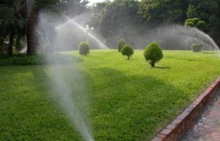 Trabajos riego jardín