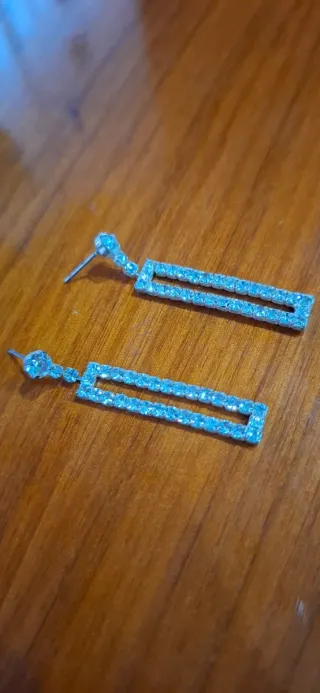 Pendientes largos rectangulares con pedrería