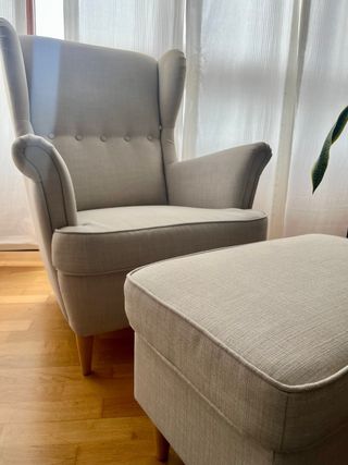 Sillón orejero y reposapiés STRANDMON IKEA