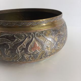 Ciotola in ottone con inserti in rame