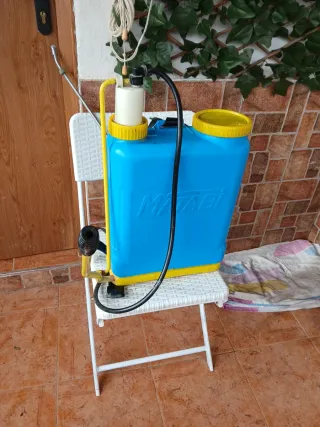 Mochila fumigadora azul y amarilla