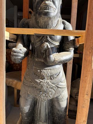 Escultura mono tallada