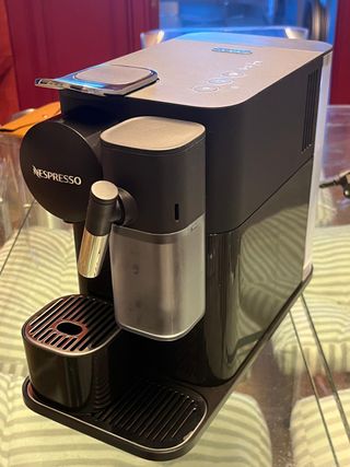 Cafetera Nespresso Lattissima One, descalcificada