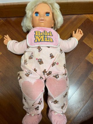 Bambola Bebi Mia con lettino