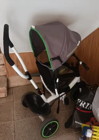 Triciclo infantil con capota