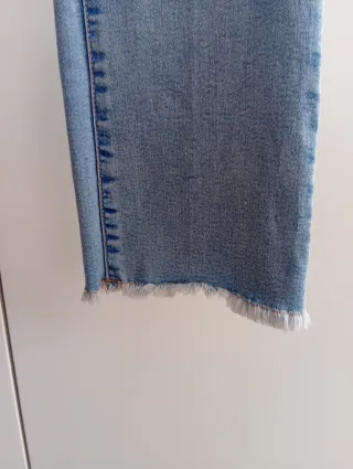 Pantalón vaquero flare desgastados.