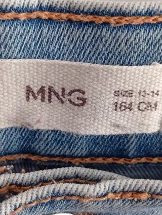 Pantalón vaquero flare desgastados.