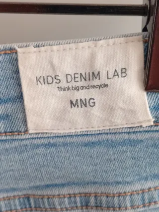 Pantalón vaquero flare desgastados.