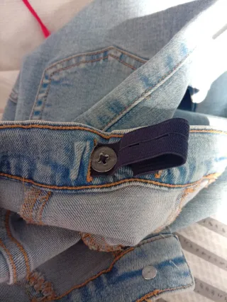 Pantalón vaquero flare desgastados.