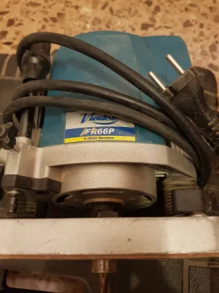 Fresadora Makita RT0700C