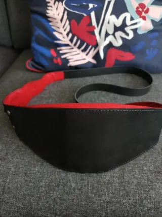 Riñonera bandolera negra y roja