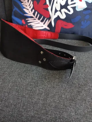 Riñonera bandolera negra y roja