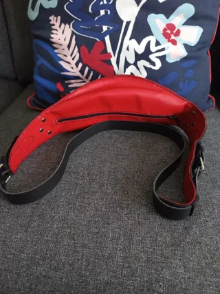 Riñonera bandolera negra y roja