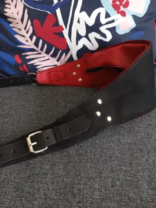 Riñonera bandolera negra y roja