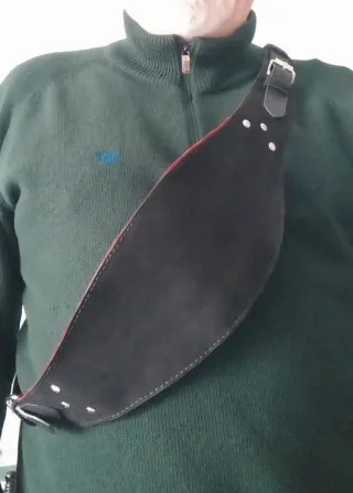Riñonera bandolera negra y roja