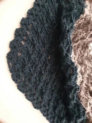 Pañoleta o toquilla tejida a mano