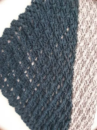 Pañoleta o toquilla tejida a mano