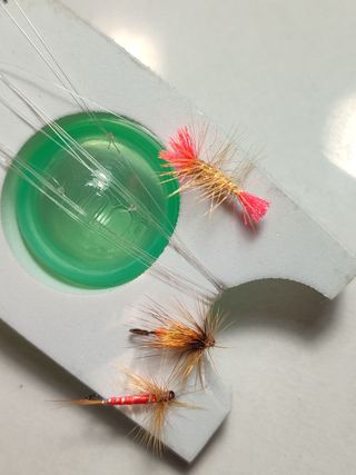 Aparejos de pesca (buldo) con moscas