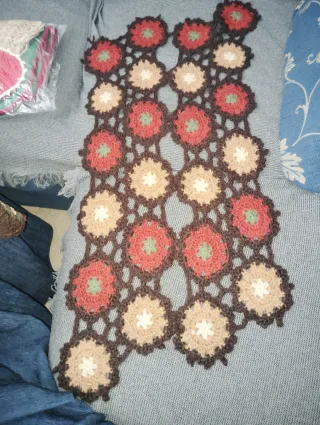 Camino de mesa o funda sillón crochet