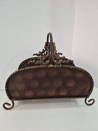 Revistero antiguo metal dorado