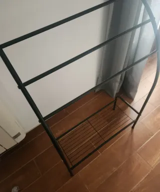 Toallero de metal negro