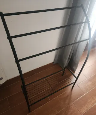 Toallero de metal negro