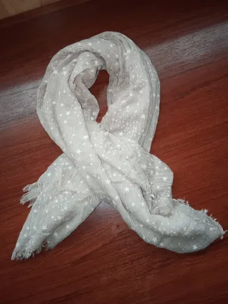 Pañuelo beige con estrellas blancas