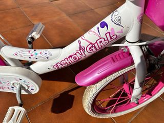 Bicicleta infantil rosa y blanca