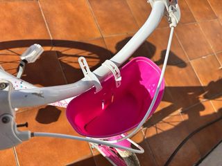 Bicicleta infantil rosa y blanca