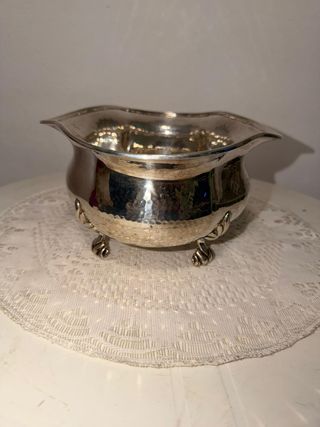 Cuenco antiguo de plata maciza con patas de león