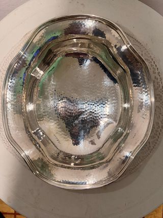 Cuenco antiguo de plata maciza con patas de león