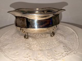 Cuenco antiguo de plata maciza con patas de león