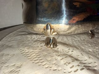 Cuenco antiguo de plata maciza con patas de león