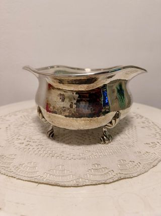 Cuenco antiguo de plata maciza con patas de león